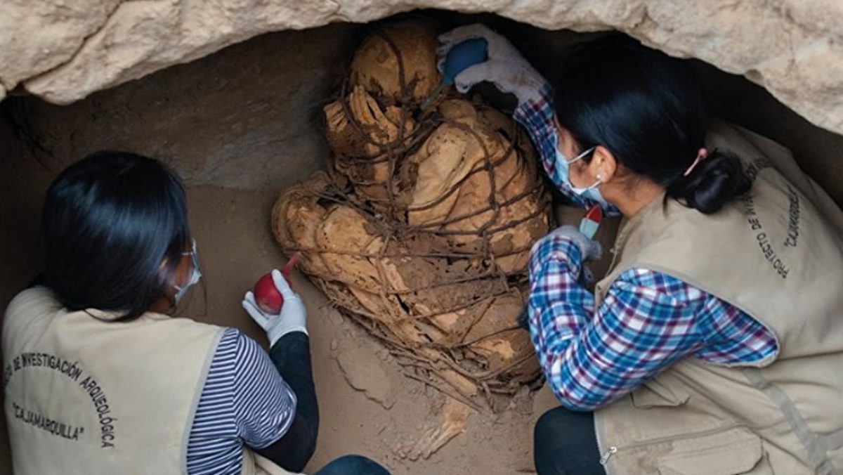 Arqueólogos de Perú encuentran momia con las manos cubriéndose el rostro