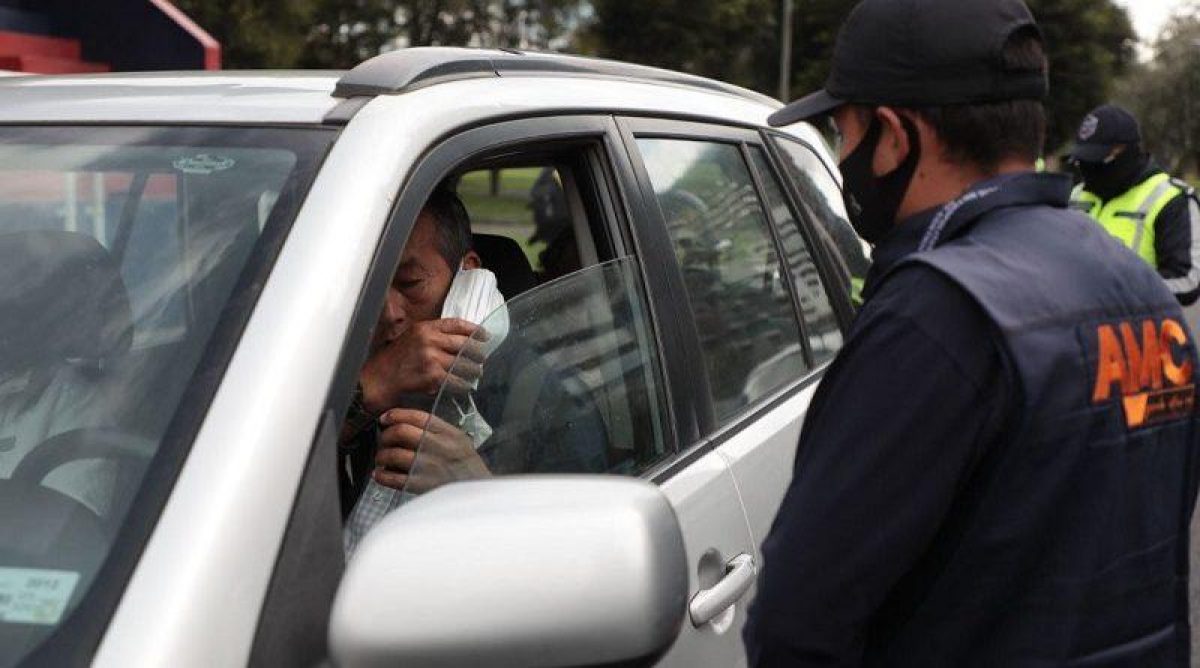 Noticia: En Quito multan con más de 100 dólares por no usar mascarilla en espacio público En Quito multan con más de 100 dólares por no usar mascarilla en espacio público