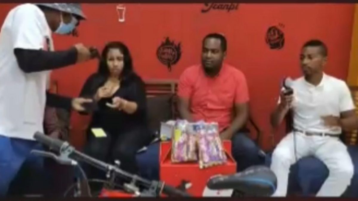 Noticia: Esmeraldas: Presentadores fueron asaltados durante un programa en vivo Esmeraldas: Presentadores fueron asaltados durante un programa en vivo