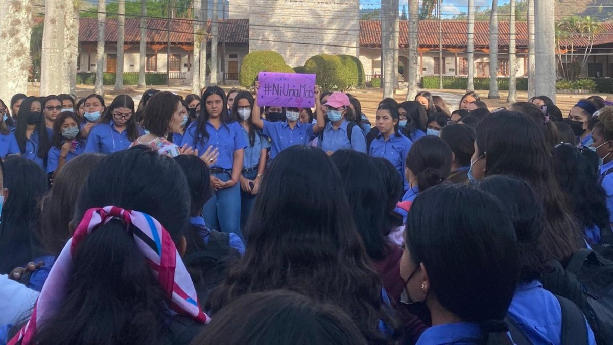 Noticia: Detienen a ecuatoriano por presunto abuso de estudiantes en Honduras Detienen a ecuatoriano por presunto abuso de estudiantes en Honduras