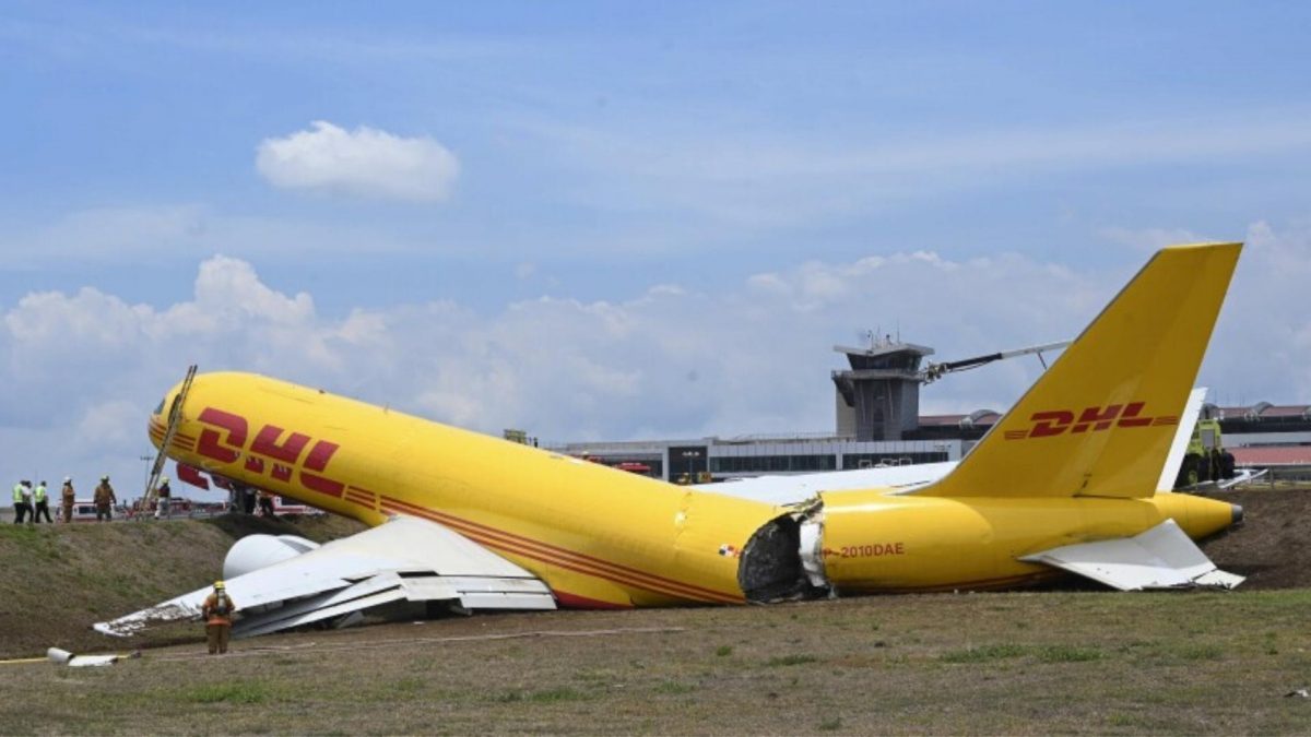 Noticia: Costa Rica: Avión de carga se parte en dos tras aterrizaje de emergencia Costa Rica: Avión de carga se parte en dos tras aterrizaje de emergencia