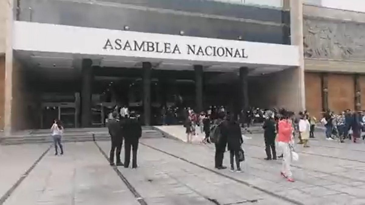 Noticia: Reportan supuesta amenaza de bomba en la Asamblea: funcionarios y personal fueron evacuados Reportan supuesta amenaza de bomba en la Asamblea: funcionarios y personal fueron evacuados