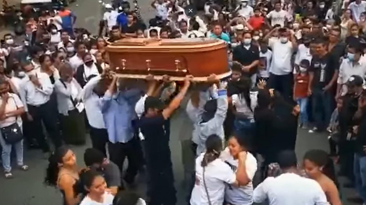 Noticia: Bailaron el vals antes de sepultar a quinceañera asesinada en Mocache Bailaron el vals antes de sepultar a quinceañera asesinada en Mocache