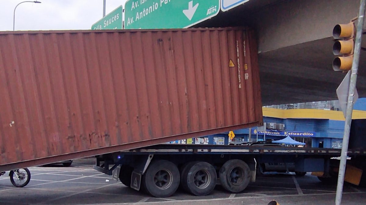 Noticia: Tránsito colapsado en la Garzota: un tráiler chocó contra paso elevado Tránsito colapsado en la Garzota: un tráiler chocó contra paso elevado