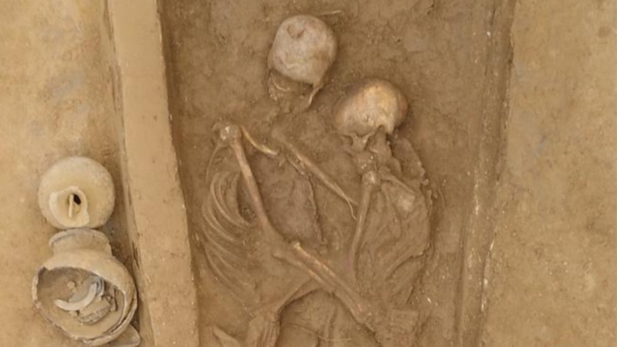Noticia: Arqueólogos descubren esqueletos en un abrazo que ha perdurado siglos Arqueólogos descubren esqueletos en un abrazo que ha perdurado siglos