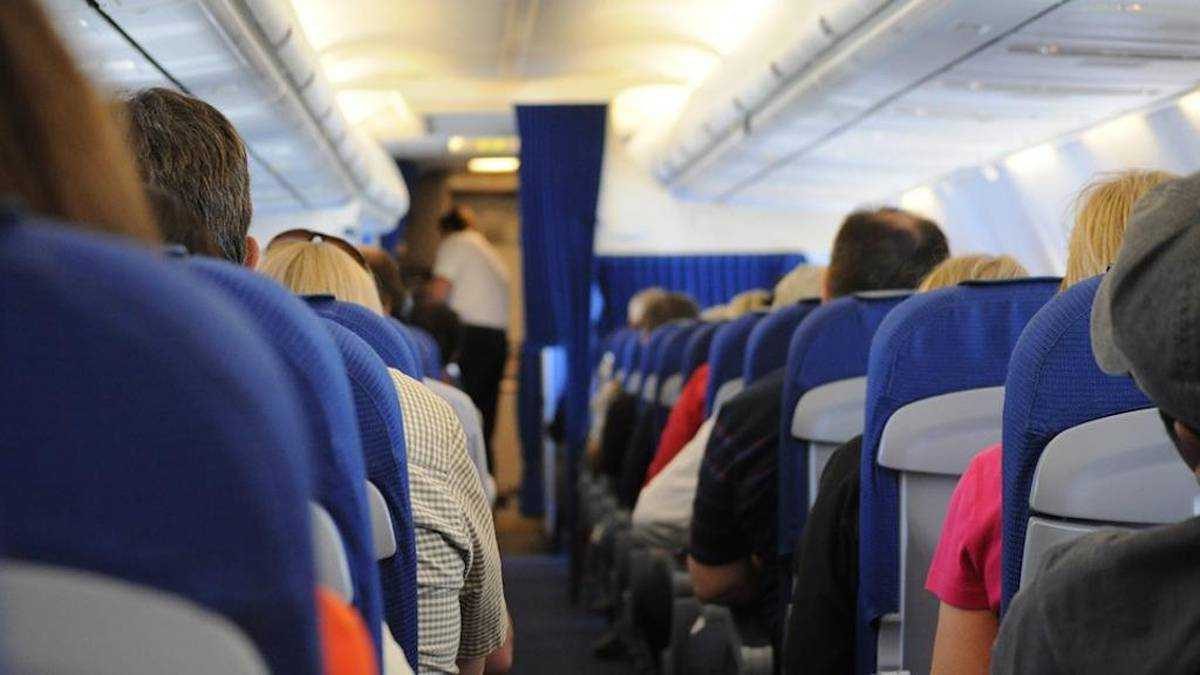 Noticia: Un piloto bromea y entona una canción de cuna para distender a los pasajeros antes del despegue Un piloto bromea y entona una canción de cuna para distender a los pasajeros antes del despegue