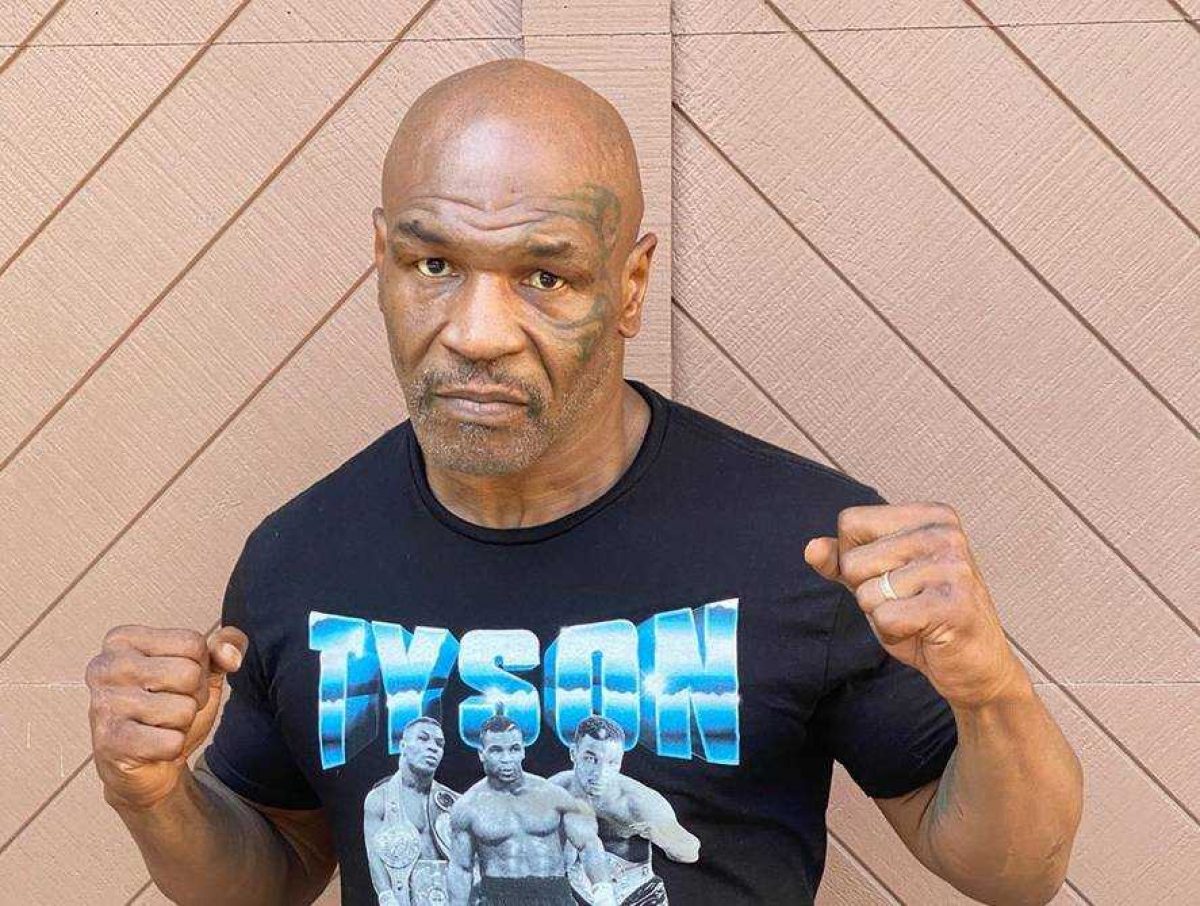 Noticia: Mike Tyson golpeó a un pasajero que se burló de él en un avión Mike Tyson golpeó a un pasajero que se burló de él en un avión