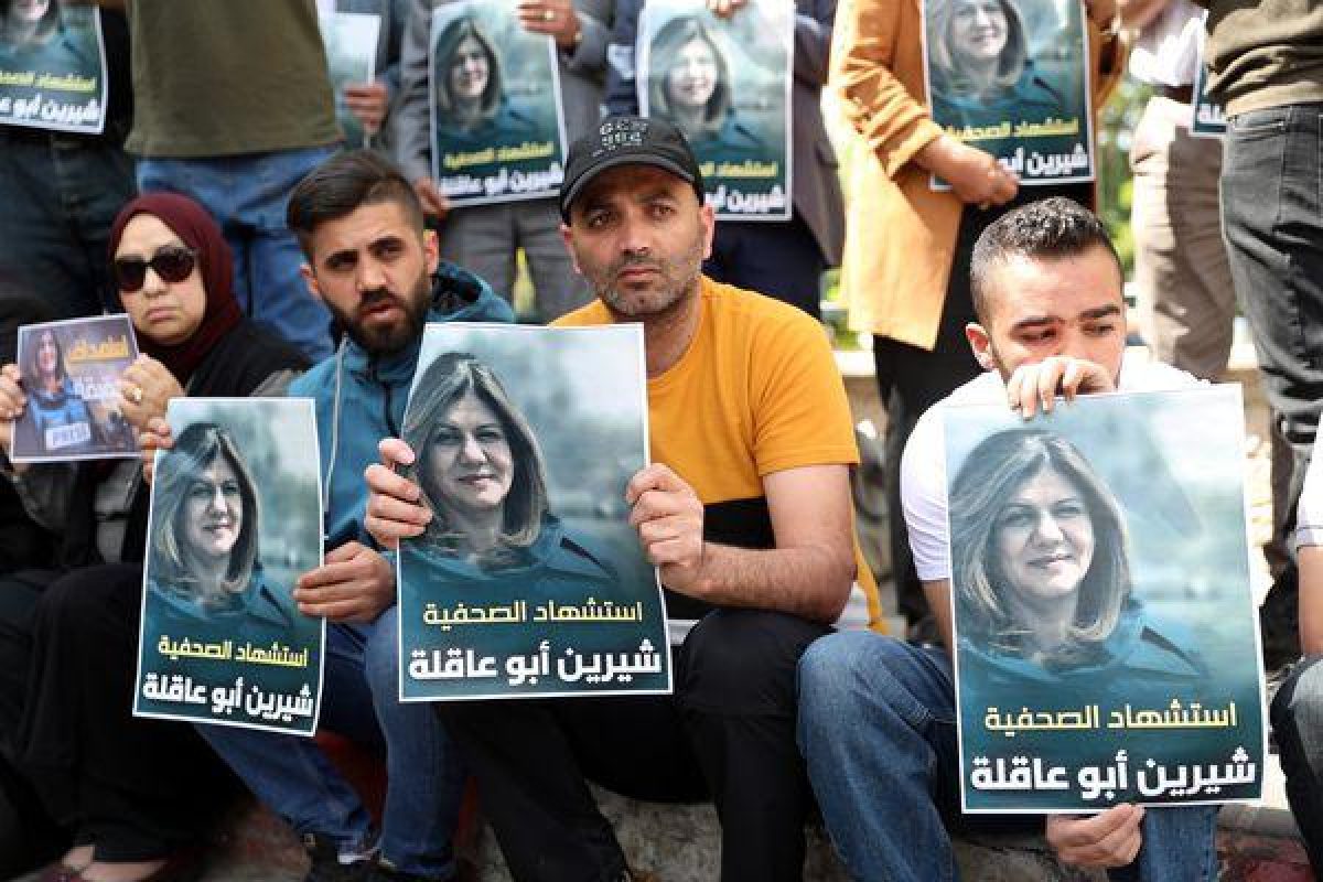 Noticia: Muere tiroteada una periodista de Al Yazira durante una operación israelí en Yenín Muere tiroteada una periodista de Al Yazira durante una operación israelí en Yenín