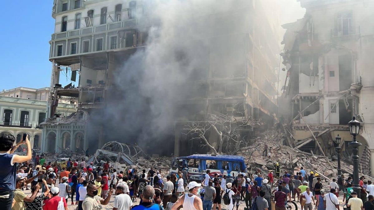 Noticia: Fuerte explosión y derrumbe de un hotel de lujo en La Habana Fuerte explosión y derrumbe de un hotel de lujo en La Habana