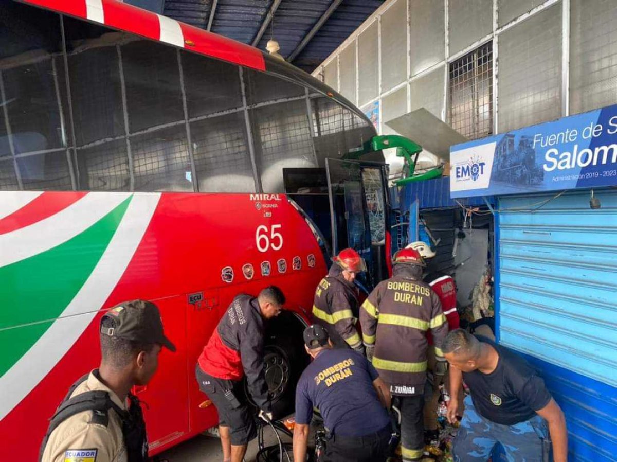 Noticia: Bus se estrelló contra quiosco en Durán: hay un muerto y varios heridos Bus se estrelló contra quiosco en Durán: hay un muerto y varios heridos