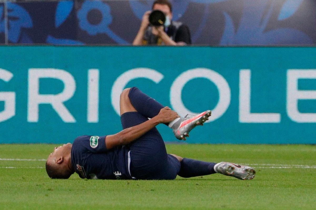 Noticia: Mbappé se lesiona en la final de la Copa de Francia Mbappé se lesiona en la final de la Copa de Francia