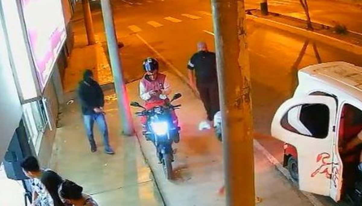 Noticia: Un delincuente disparó por error y mató a su compañero durante un asalto a un repartidor Un delincuente disparó por error y mató a su compañero durante un asalto a un repartidor