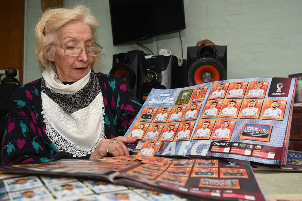 Noticia: Abuela de 75 años gasta su jubilación en cromos para el álbum del Mundial de Qatar Abuela de 75 años gasta su jubilación en cromos para el álbum del Mundial de Qatar