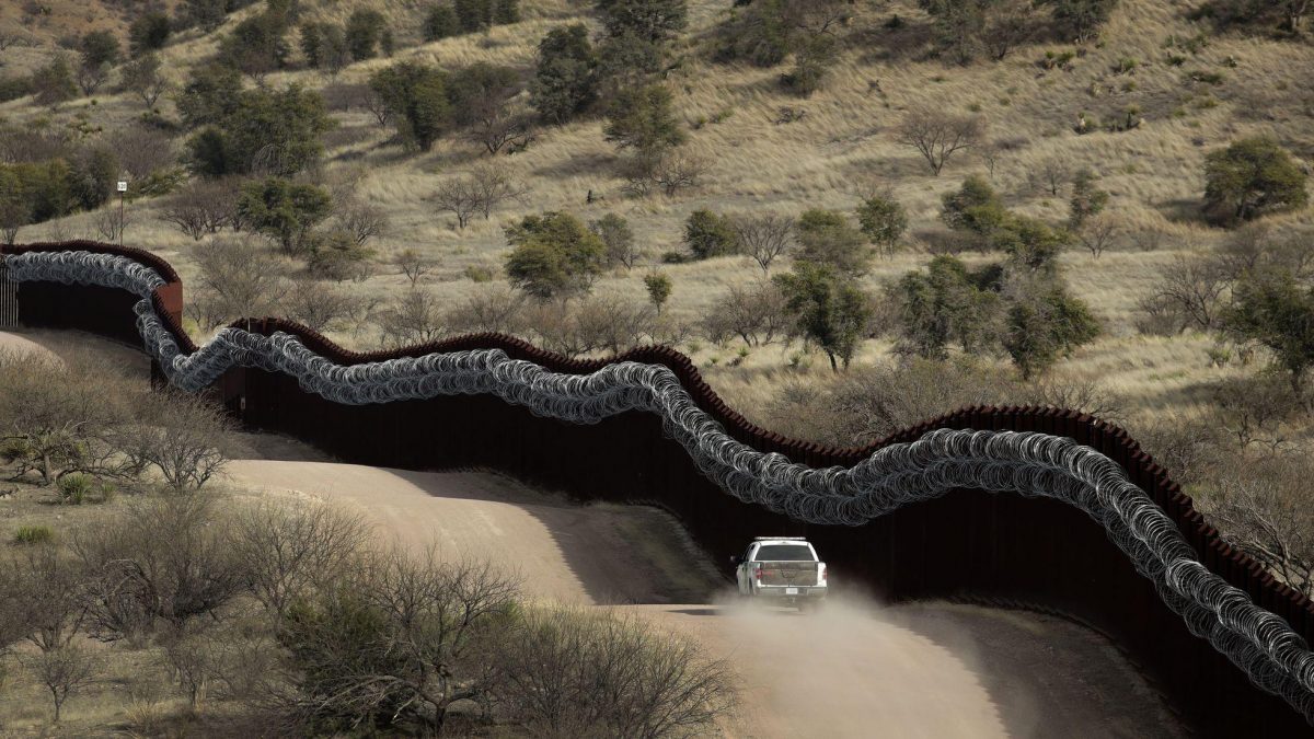Noticia: Migrante falleció tras caer del muro de la frontera entre México y EE.UU. Migrante falleció tras caer del muro de la frontera entre México y EE.UU.