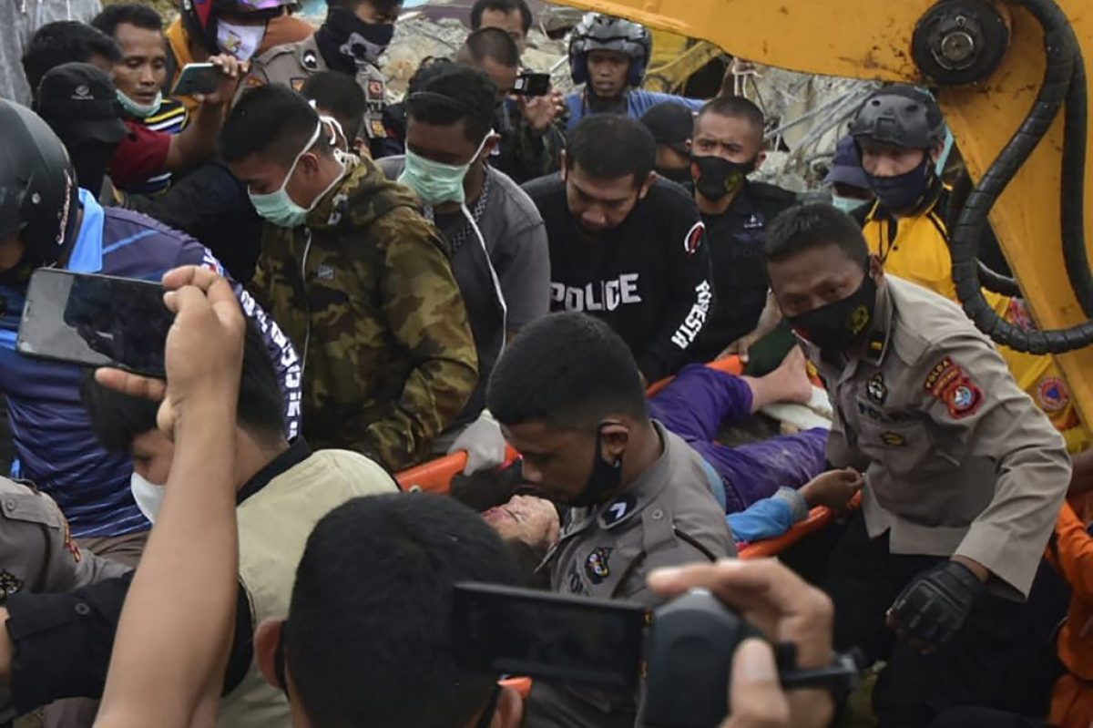 Noticia: Impactantes fotografías tras fuerte sismo de 6.2 que sacudió Indonesia Impactantes fotografías tras fuerte sismo de 6.2 que sacudió Indonesia