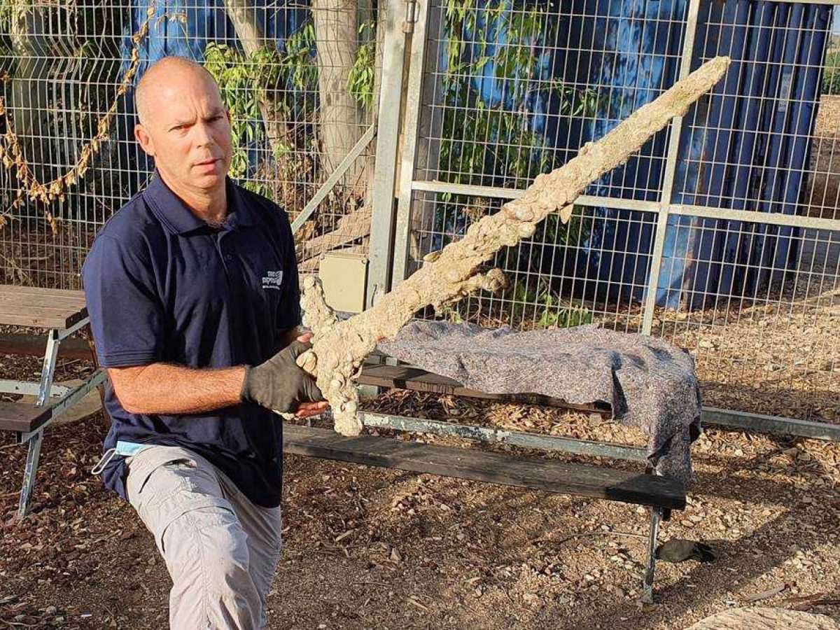 Noticia: Un buzo encuentra una espada de hace 900 años en Israel Un buzo encuentra una espada de hace 900 años en Israel