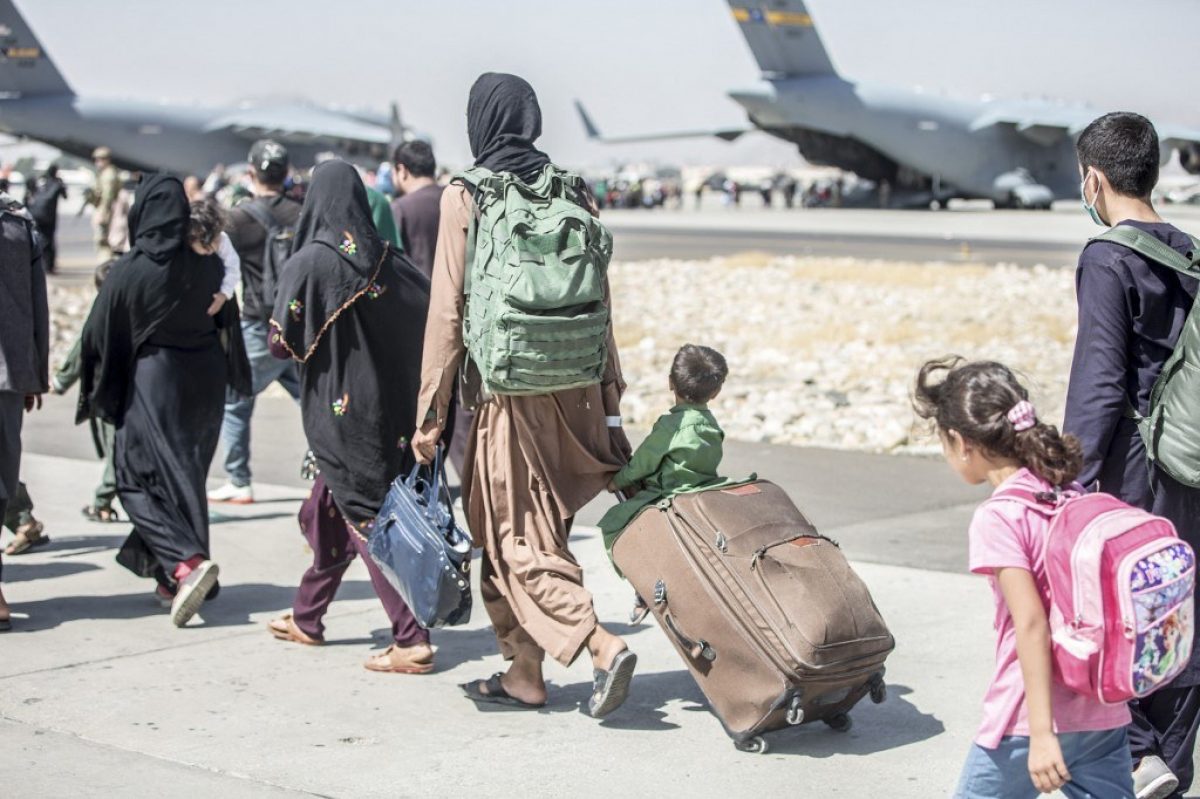 Noticia: Talibanes insisten en que las evacuaciones deben terminar el 31 de agosto Talibanes insisten en que las evacuaciones deben terminar el 31 de agosto