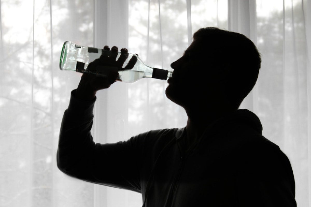 Noticia: Hombre murió luego de beber una botella entera de alcohol Hombre murió luego de beber una botella entera de alcohol