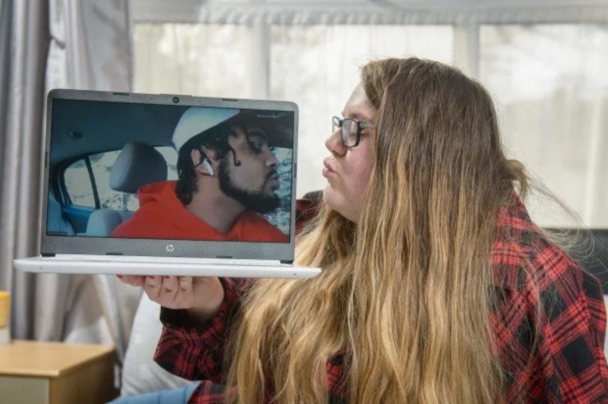Noticia: Pareja se conoció por Facebook y se casó por Zoom Pareja se conoció por Facebook y se casó por Zoom