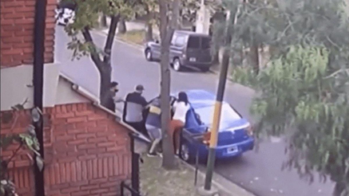 Noticia: Madre defiende a su hijo de varios delincuentes en Argentina Madre defiende a su hijo de varios delincuentes en Argentina