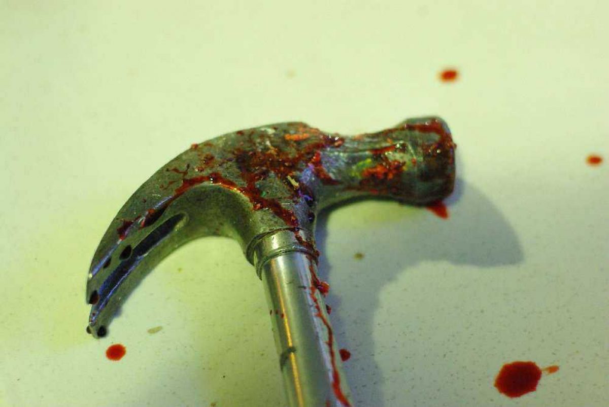 Noticia: Padre golpeó con un martillo y descuartizó a su hijastro con ayuda de sus tres hijos menores Padre golpeó con un martillo y descuartizó a su hijastro con ayuda de sus tres hijos menores