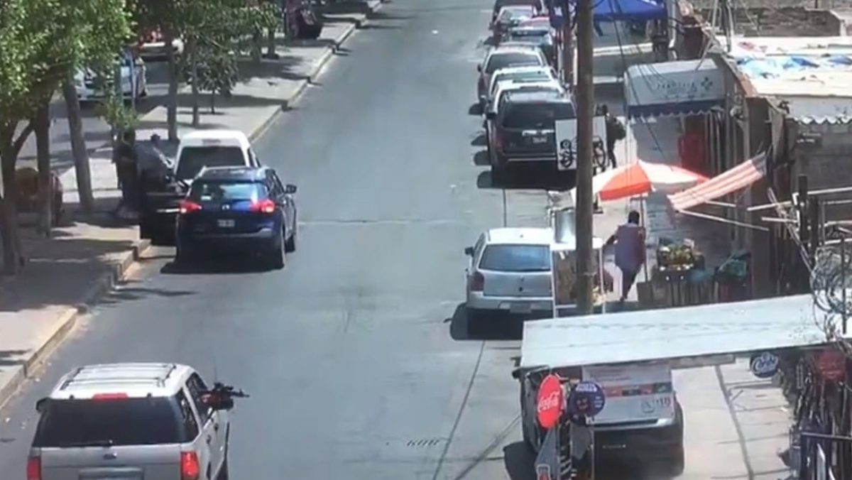 Noticia: VIDEO: Hombres disparan desde una camioneta en movimiento y hieren a cuatro personas en México VIDEO: Hombres disparan desde una camioneta en movimiento y hieren a cuatro personas en México