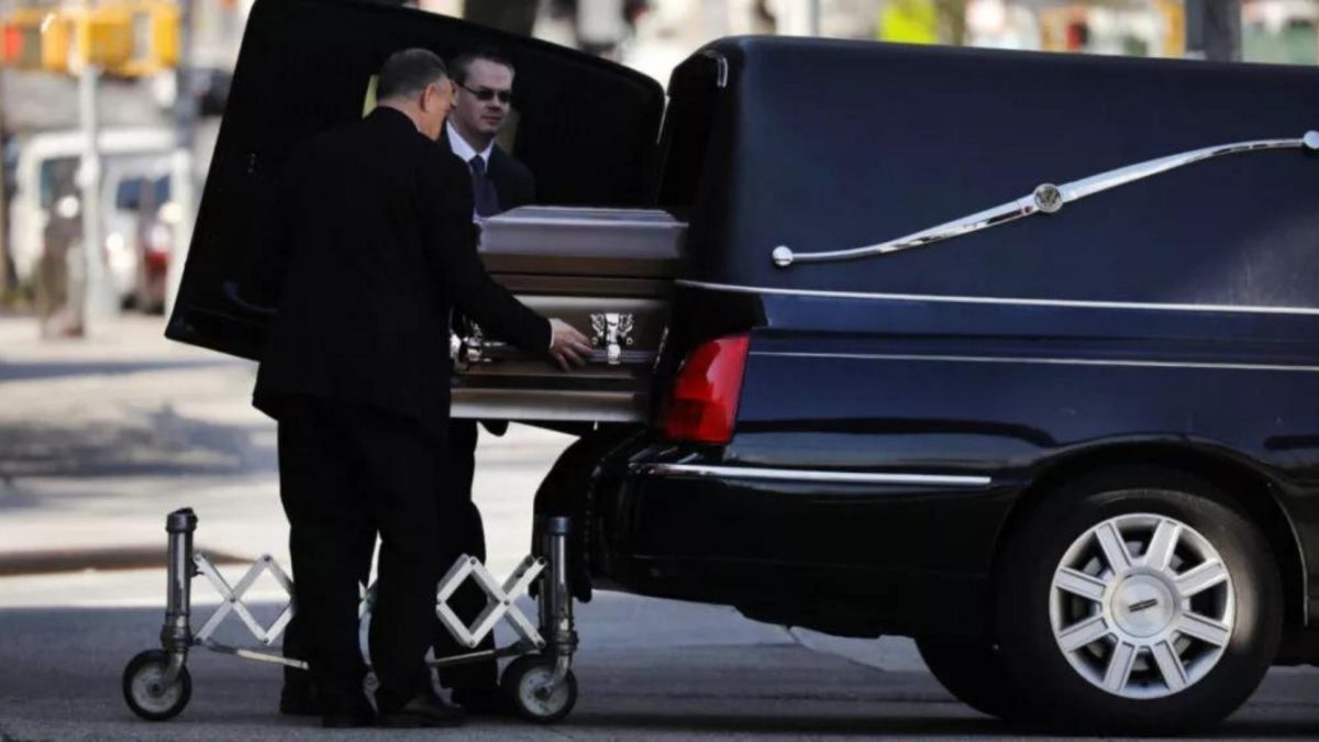 Noticia: Hombre se robó un carro fúnebre con el cadáver adentro y fue detenido Hombre se robó un carro fúnebre con el cadáver adentro y fue detenido