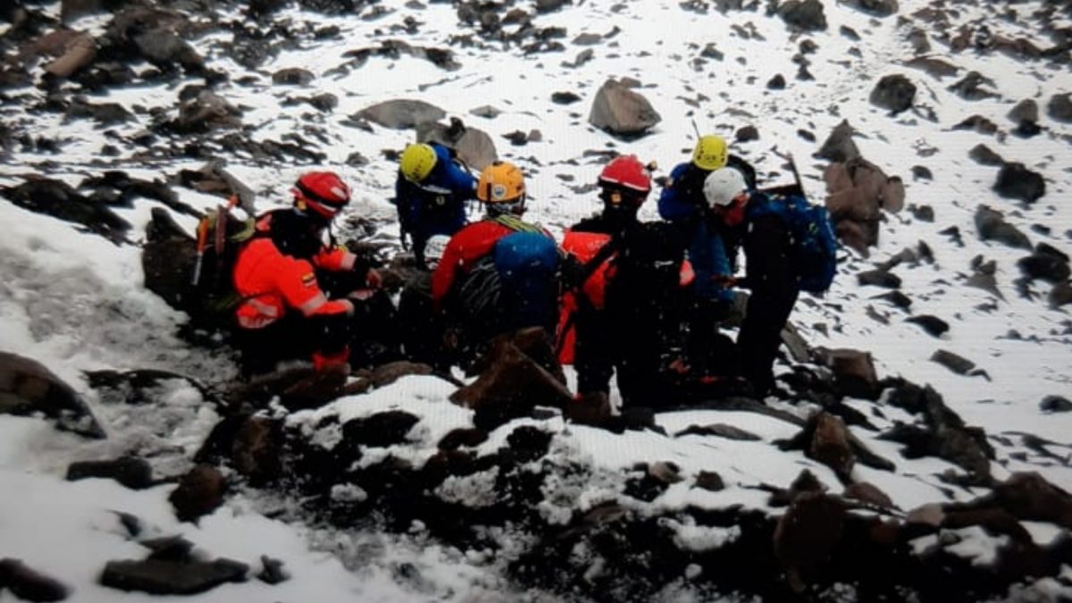 Noticia: Avalancha en el volcán Chimborazo deja al menos tres muertos y varios desaparecidos Avalancha en el volcán Chimborazo deja al menos tres muertos y varios desaparecidos