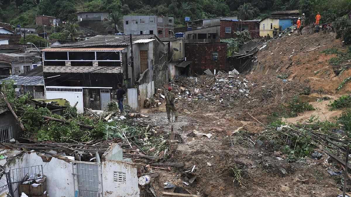 Noticia: Aumentan a 100 los fallecidos tras las fuertes lluvias en Brasil Aumentan a 100 los fallecidos tras las fuertes lluvias en Brasil