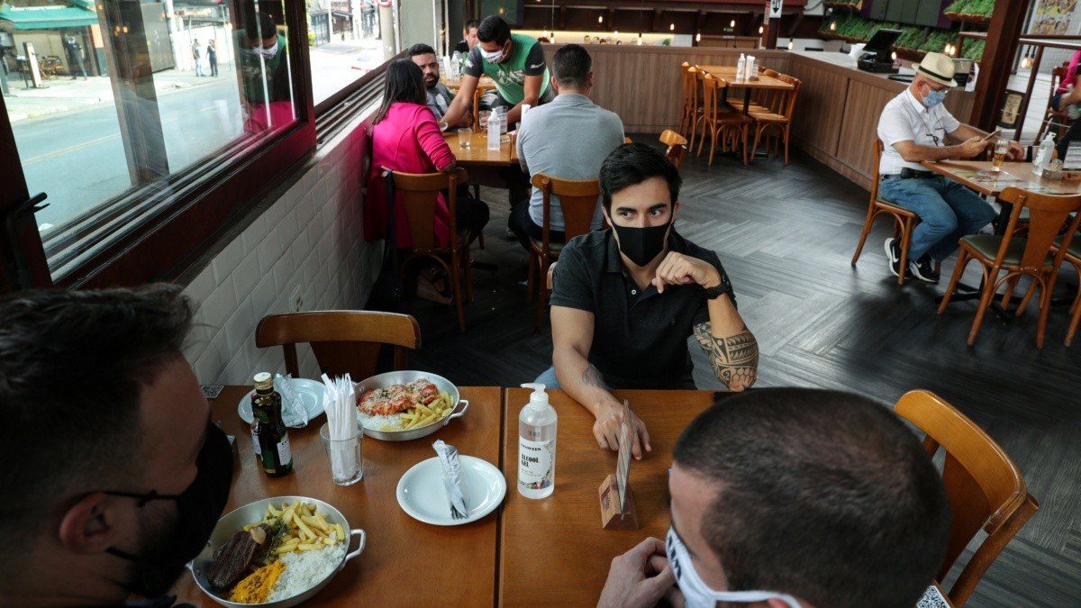Noticia: Bares y restaurantes reabrieron en Río de Janeiro y Sao Paulo después de casi cuatro meses de clausura provocada por la pandemia del coronavirus Bares y restaurantes reabrieron en Río de Janeiro y Sao Paulo después de casi cuatro meses de clausura provocada por la pandemia del coronavirus
