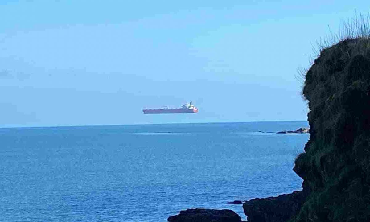 Noticia: FOTO | Captan un nuevo buque carguero 'flotando' en el aire en medio del mar del Norte FOTO | Captan un nuevo buque carguero 'flotando' en el aire en medio del mar del Norte