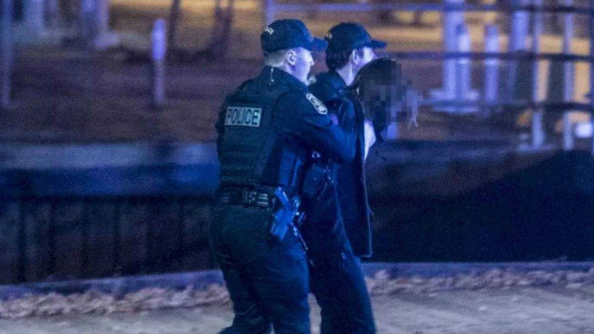 Noticia: Armado con espada y vestido con ropa "medieval": Sujeto mató a dos personas y dejó cinco heridos Armado con espada y vestido con ropa "medieval": Sujeto mató a dos personas y dejó cinco heridos