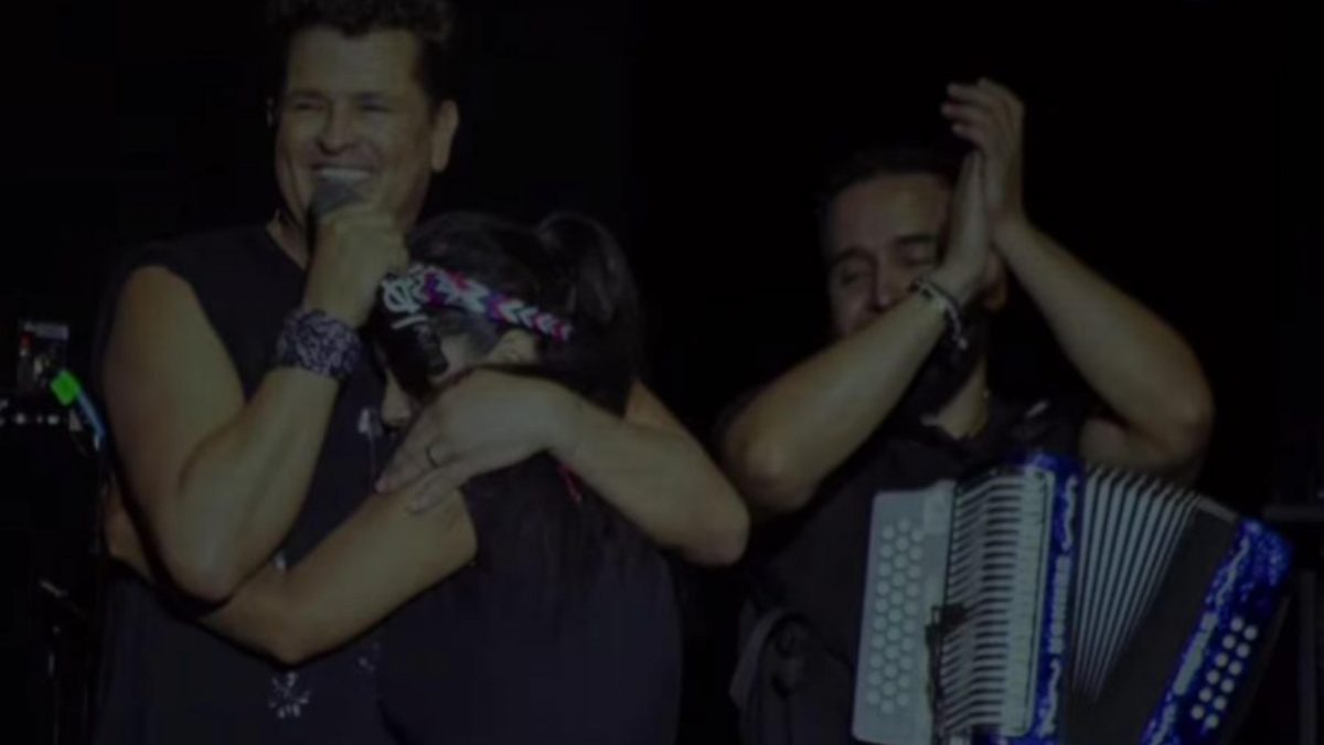 Noticia: Carlos Vives le regaló una entrada a fanática y la invitó al escenario durante su concierto en Guayaquil Carlos Vives le regaló una entrada a fanática y la invitó al escenario durante su concierto en Guayaquil