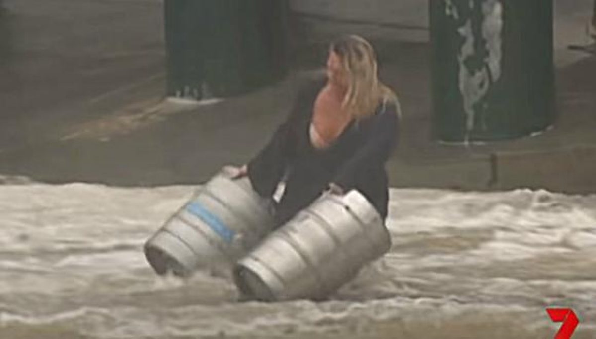 Noticia: VIDEO | Cámaras captaron a una mujer que se lanzo a una inundación para salvar dos barriles de cerveza VIDEO | Cámaras captaron a una mujer que se lanzo a una inundación para salvar dos barriles de cerveza