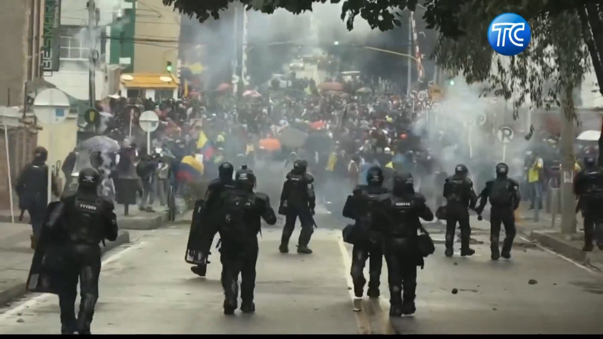 Noticia: Iván Duque exige el fin de los bloqueos en las calles de Colombia y dice estar dispuesto a "escuchar a los que protestan y a los que no" Iván Duque exige el fin de los bloqueos en las calles de Colombia y dice estar dispuesto a "escuchar a los que protestan y a los que no"