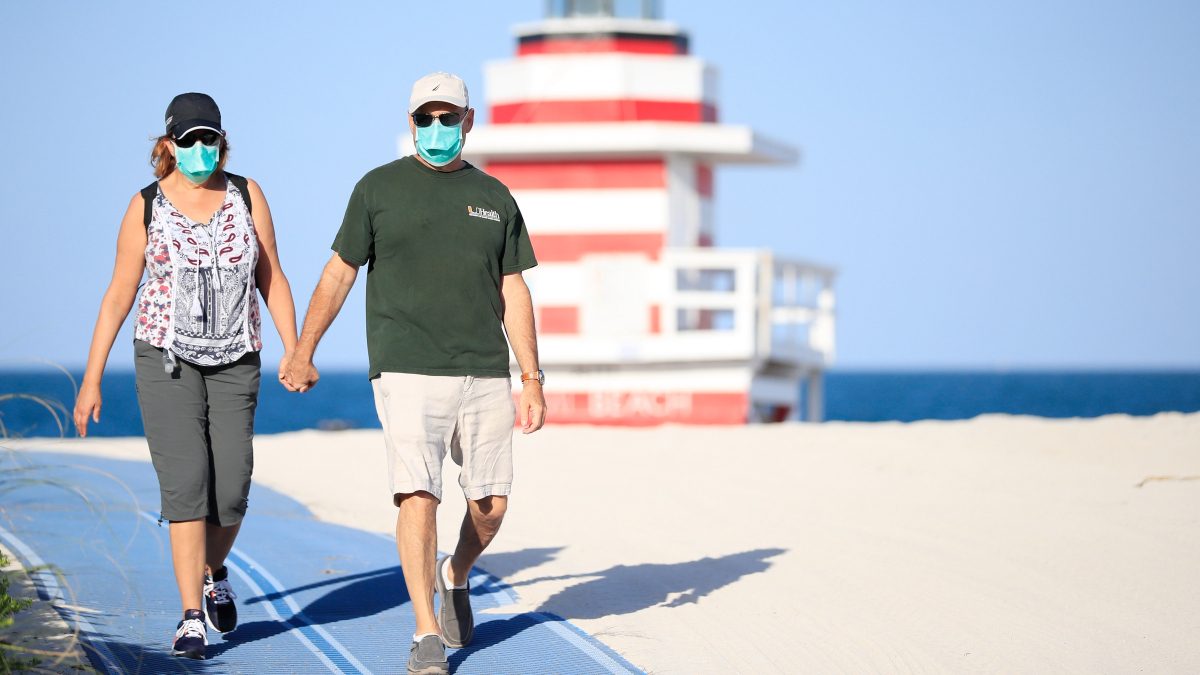 Noticia: Florida, con récord de contagios, prohíbe consumo de alcohol en bares Florida, con récord de contagios, prohíbe consumo de alcohol en bares