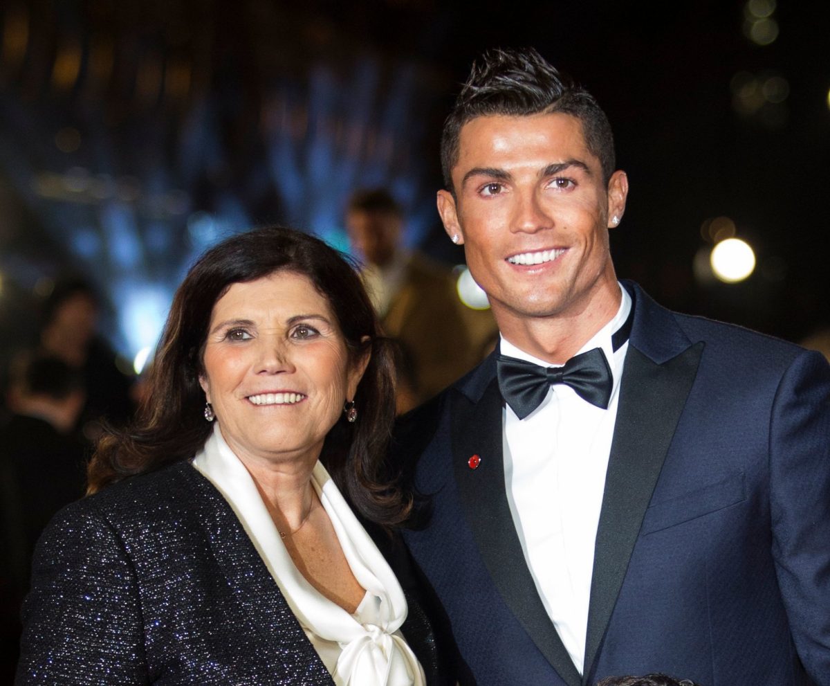 Noticia: La reacción de la madre de Ronaldo a un gol de su hijo en el debut con el Manchester United La reacción de la madre de Ronaldo a un gol de su hijo en el debut con el Manchester United