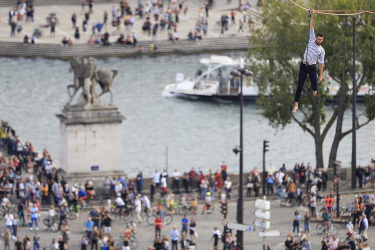 Noticia: Hombre caminó sobre una cuerda colgada desde la torre Eiffel al Teatro de Chaillot Hombre caminó sobre una cuerda colgada desde la torre Eiffel al Teatro de Chaillot