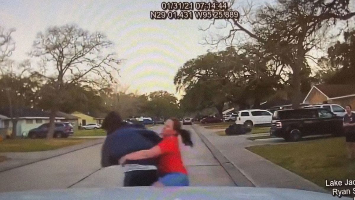 Noticia: VIDEO | Mujer derribó a un sujeto que espiaba a su hija por la ventana VIDEO | Mujer derribó a un sujeto que espiaba a su hija por la ventana