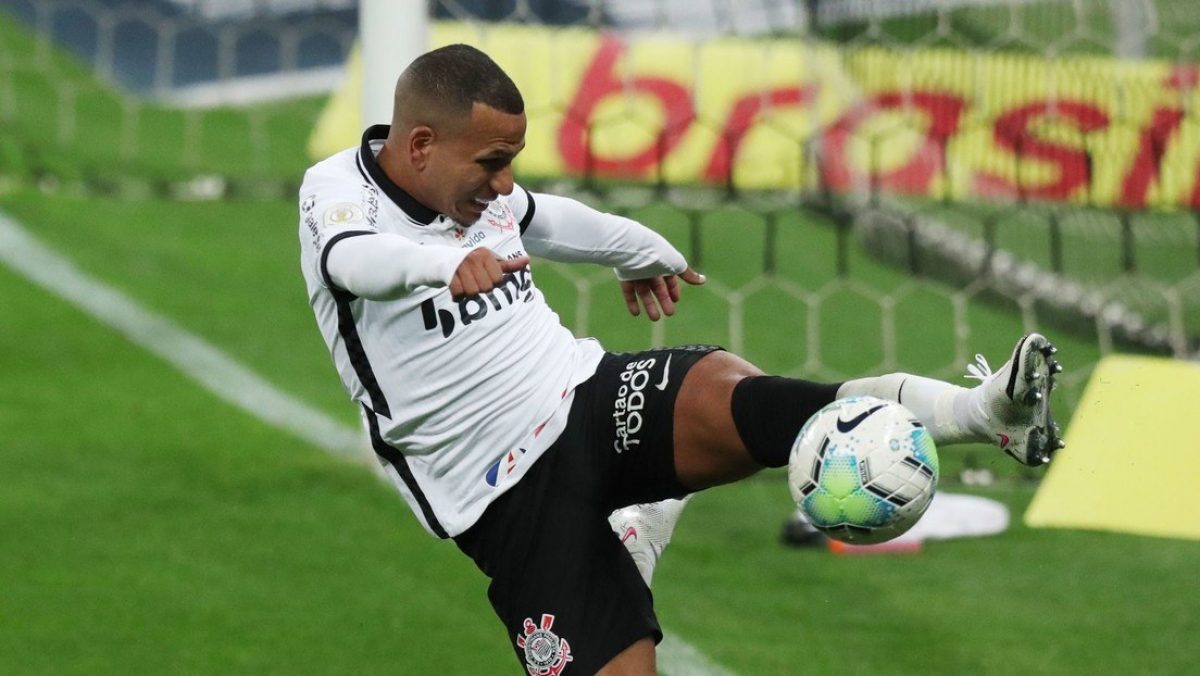 Noticia: Un futbolista pierde 4 dientes en pleno partido y su compañero de equipo los junta y se los lleva al árbitro Un futbolista pierde 4 dientes en pleno partido y su compañero de equipo los junta y se los lleva al árbitro