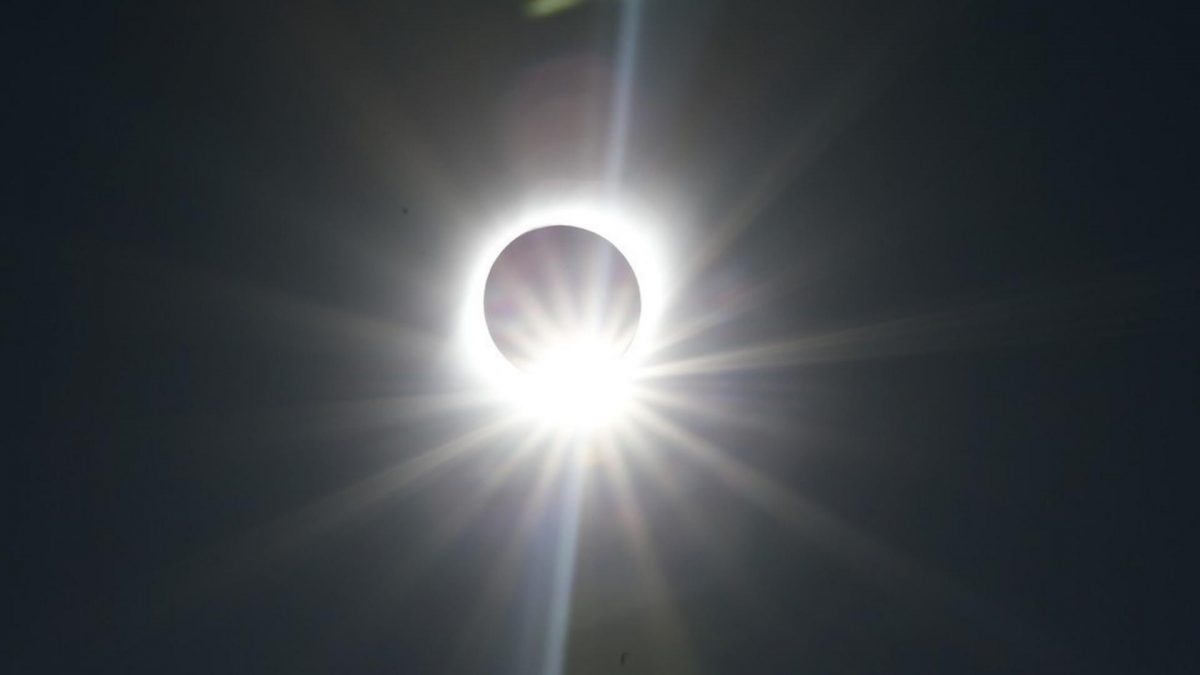 Noticia: El único eclipse solar total del 2021 tendrá lugar este fin de semana El único eclipse solar total del 2021 tendrá lugar este fin de semana
