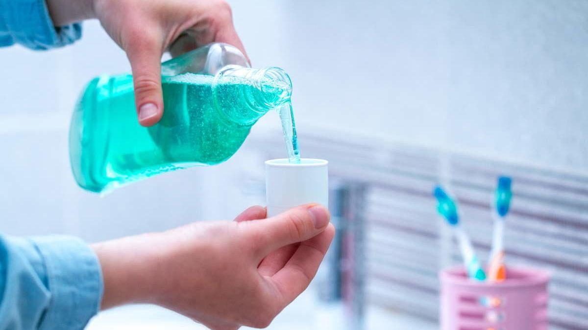 Noticia: Un estudio concluyó que el enjuague bucal puede combatir el coronavirus Un estudio concluyó que el enjuague bucal puede combatir el coronavirus