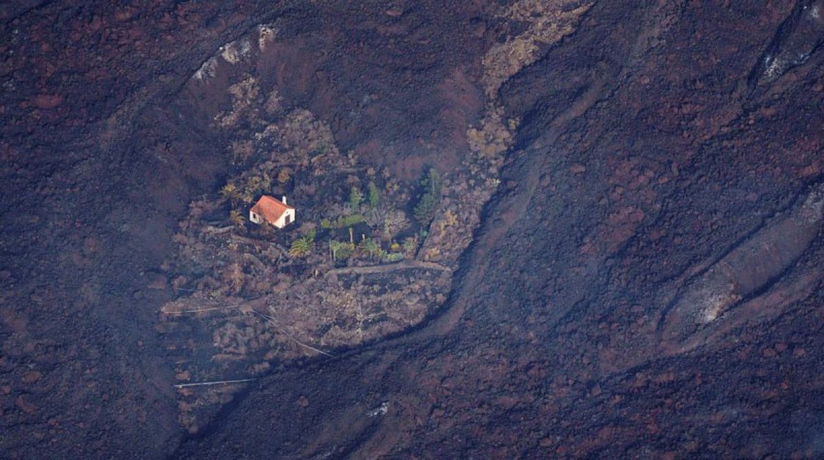 Noticia: Una ‘casa milagrosa’ escapa de la lava del volcán Cumbre Vieja Una ‘casa milagrosa’ escapa de la lava del volcán Cumbre Vieja