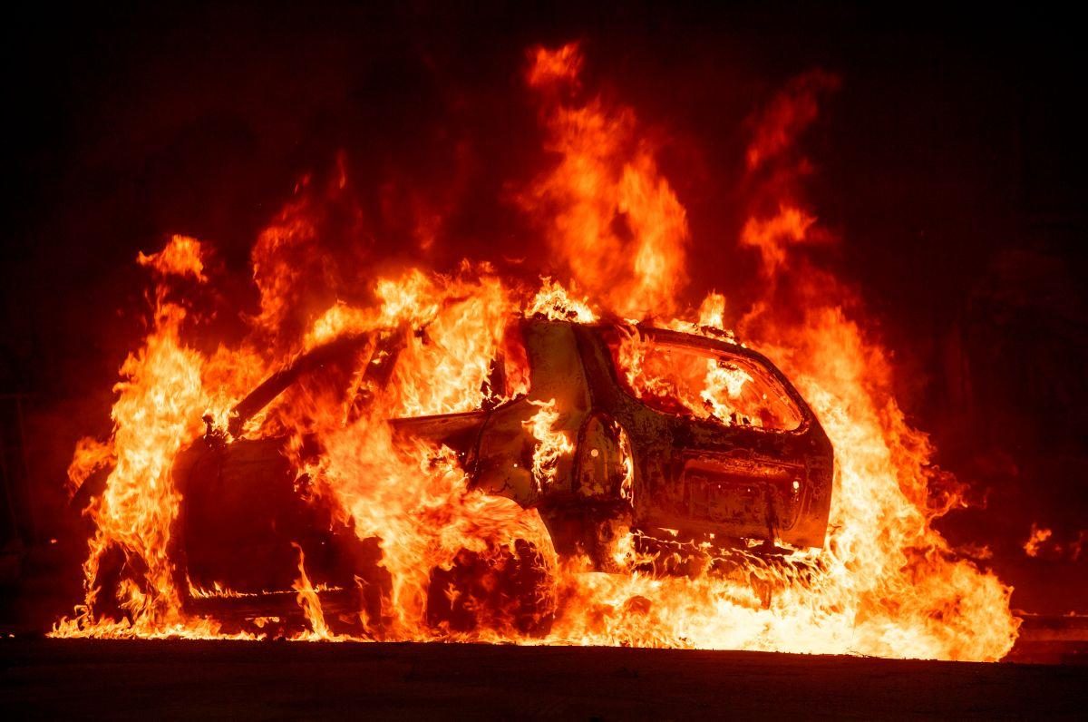 Noticia: Prenden fuego a más de 800 carros en la noche de año nuevo en Francia Prenden fuego a más de 800 carros en la noche de año nuevo en Francia