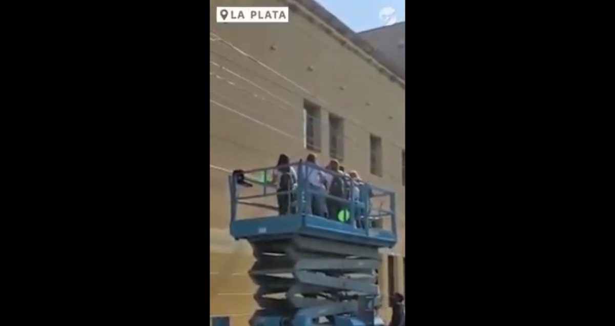 Noticia: VIDEO | Alquilaron un grúa para ver a su amiga que lleva meses hospitalizada VIDEO | Alquilaron un grúa para ver a su amiga que lleva meses hospitalizada