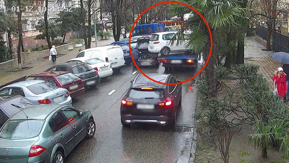 Noticia: VIDEO | Un hombre estuvo a segundos de ser golpeado por un carro que iba en una grúa VIDEO | Un hombre estuvo a segundos de ser golpeado por un carro que iba en una grúa