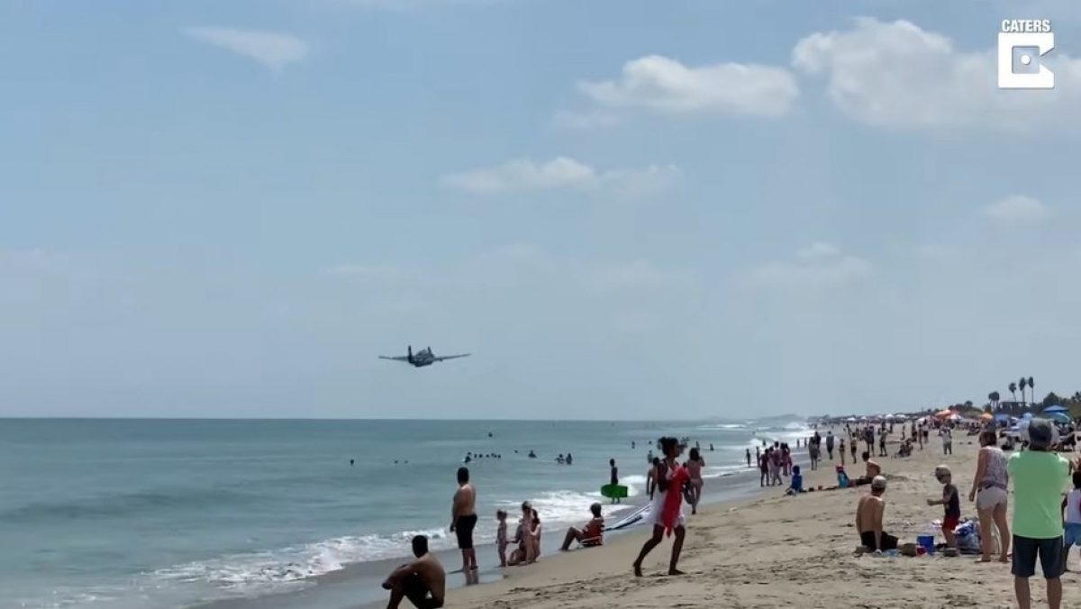 Noticia: Graban sorprendente aterrizaje de emergencia de un avión en una playa llena de bañistas Graban sorprendente aterrizaje de emergencia de un avión en una playa llena de bañistas