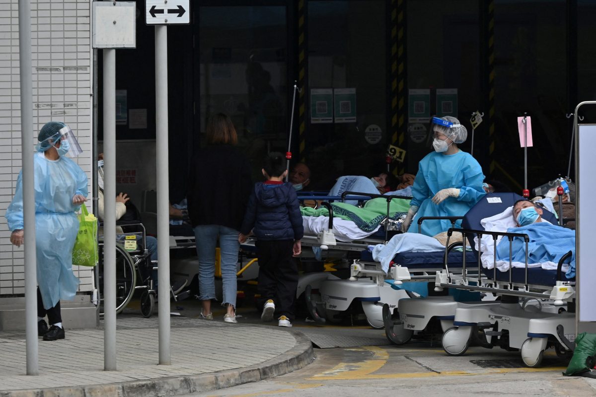 Noticia: Pacientes esperan en camas o en sillas fuera de los hospitales en Hong Kong Pacientes esperan en camas o en sillas fuera de los hospitales en Hong Kong