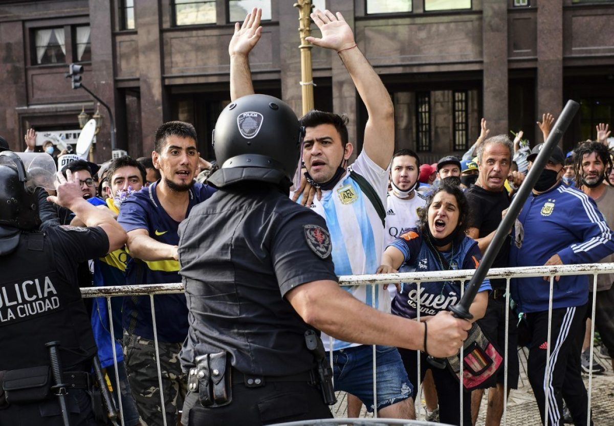 Noticia: Impactantes fotos de los incidentes durante despedida a Maradona en Argentina Impactantes fotos de los incidentes durante despedida a Maradona en Argentina