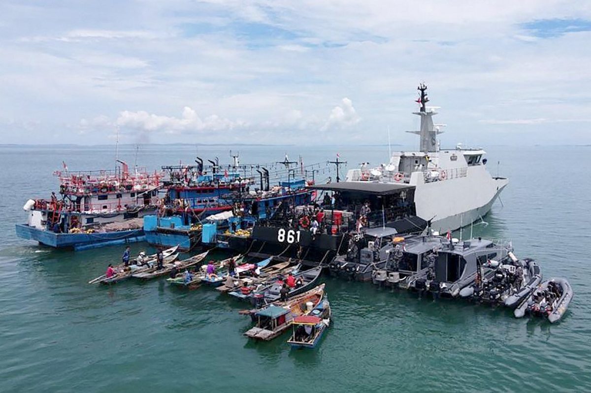 Noticia: En Indonesia vacunan a pescadores en medio del mar En Indonesia vacunan a pescadores en medio del mar